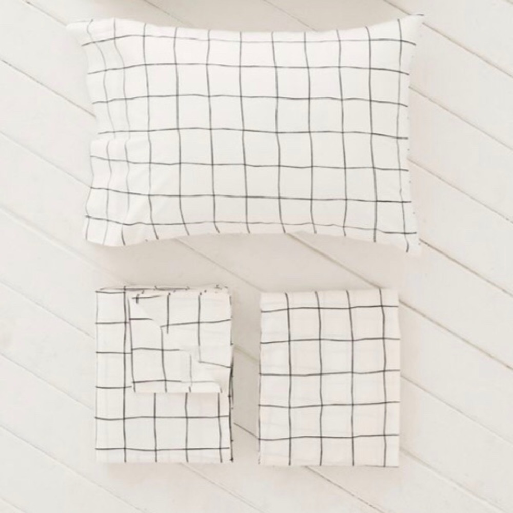 SOLD- WHITE GRIDED SHEET set & PILLOW CASE TXL - Picture 1 of 4